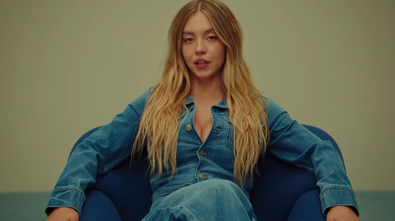 Sydney Sweeney portant tous les denim dans une publicité American Eagle