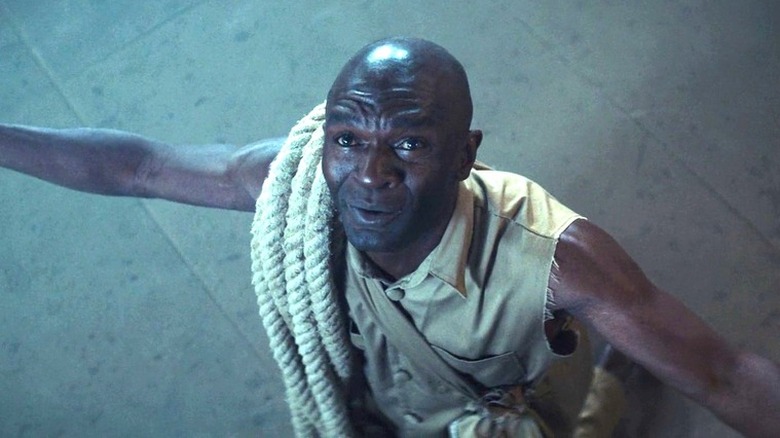 L'homme avec une longue corde pleure