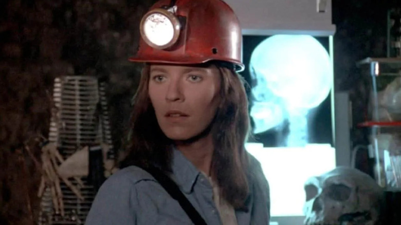 Sarah dans un chapeau de mineur