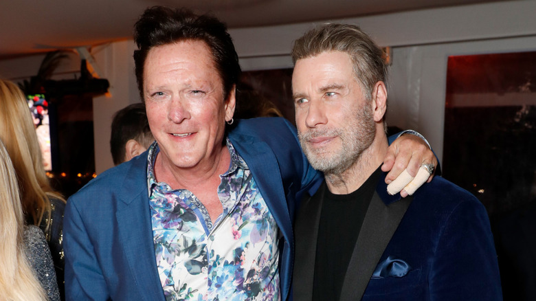 Madsen et John Travolta s'embrassent lors d'un événement public.