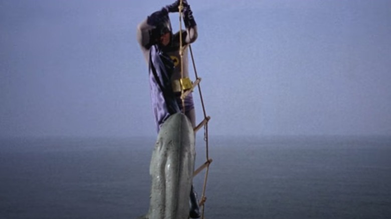 Batman sur l'échelle avec requin