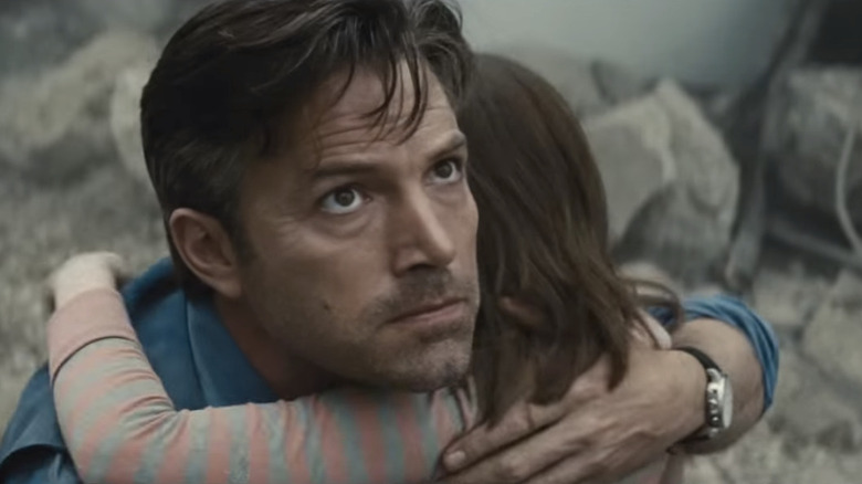 Bruce Wayne tenant l'enfant