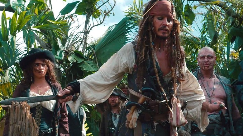 Jack Sparrow se fraye un chemin à travers une jungle 