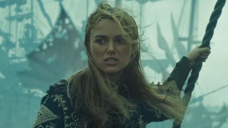 Elizabeth Swann tient une corde dans "Pirates des Caraïbes: à la fin du monde" (2007)