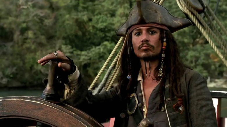 Jack Sparrow se tient sur le volant d'un navire 