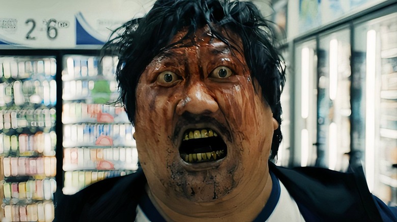 Marcus aux yeux d'insectes ensanglantés court en criant dans un magasin