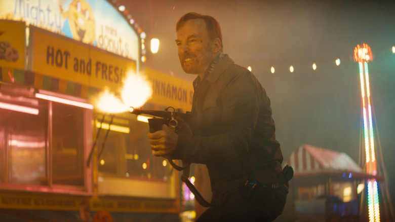 Hutch tirant un pistolet sur un carnaval dans Nobody 2