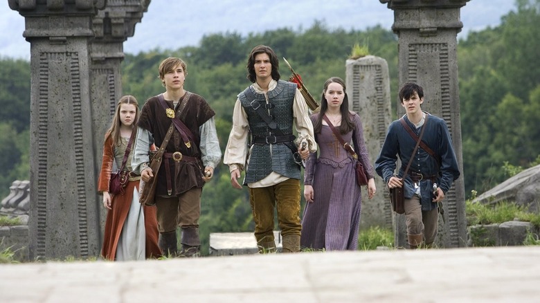 Lucy (Georgie Henley), Peter (William Moseley), Caspian (Ben Barnes), Susan (Anna Popplewell) et Edmund (Skandar Keynes) 