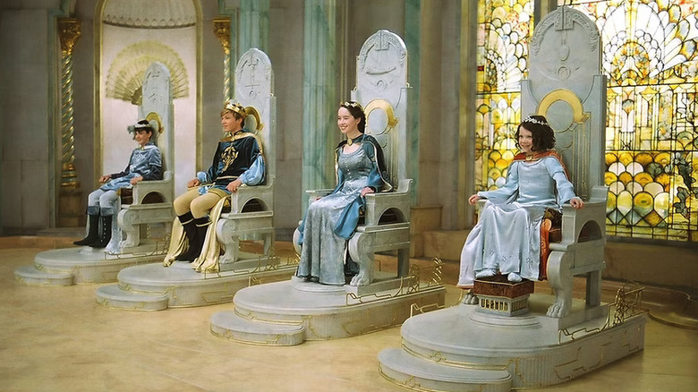 Les quatre frères et sœurs Pevensie sur leurs trônes (