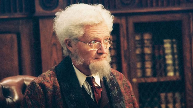 Gros plan du professeur Digory Kirke (Jim Broadbent) 