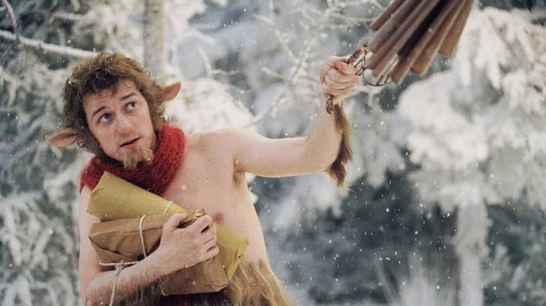 Un gros plan de Tumnus (James McAvoy) tenant son parapluie dans la neige en 