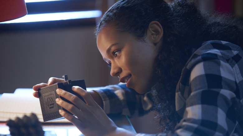 Zoey Davis essayant de résoudre Puzzle dans Escape Room (2019)