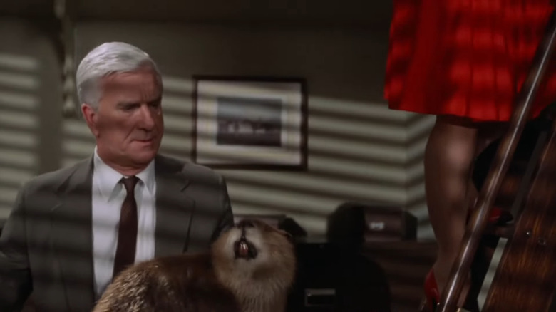 Frank Drebin et un castor
