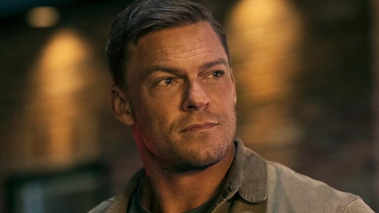 La star de Reachder Alan Ritchson aimerait probablement que vous oubliez son premier film