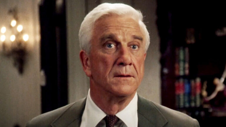 Le redémarrage du pistolet nu ramène Frank Drebin de Leslie Nielsen d'une manière surprenante
