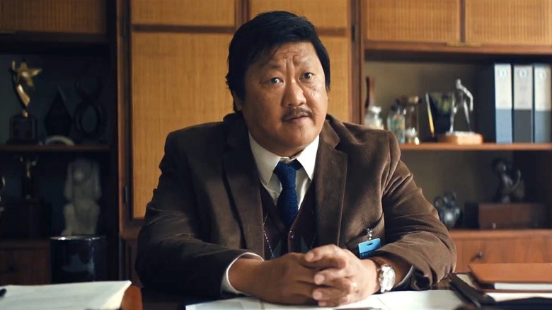 Marcus est assis à son bureau en