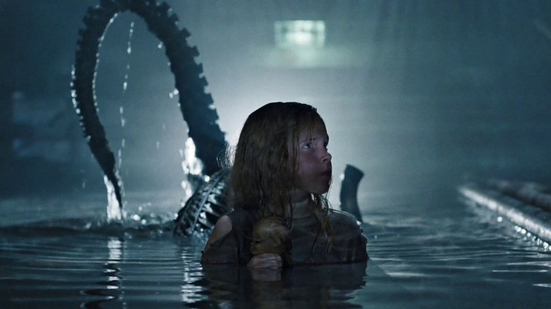 Newt devant un xénomorphe dans des extraterrestres