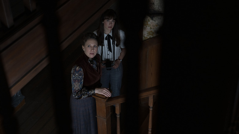 Judy et Lorraine regardant nerveusement