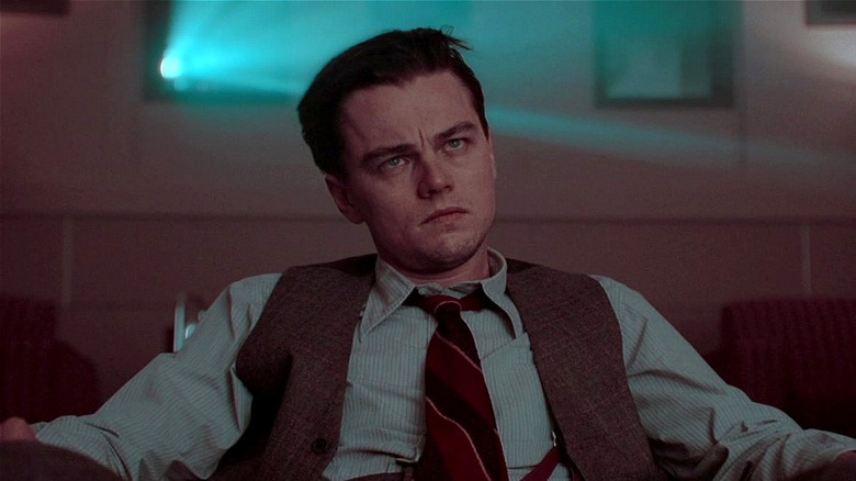 Howard Hughes a l'air sérieux en regardant son film dans l'aviateur