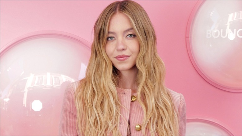 Sydney Sweeney posant au lancement de Laneige (2025)