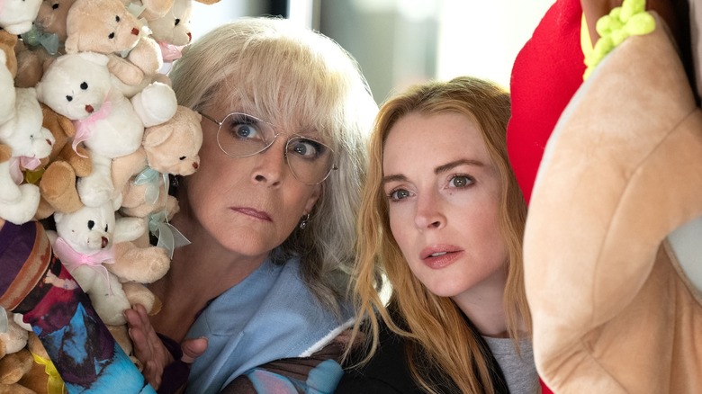 Tess et Anna espionnant à travers des animaux en peluche (2025)