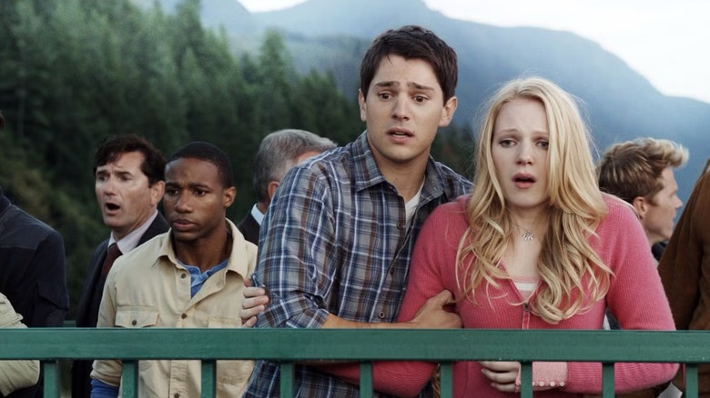 Sam et les autres survivants regardant un immense carnage 