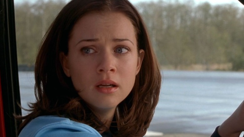 Kimberly a l'air effrayé sur la route 