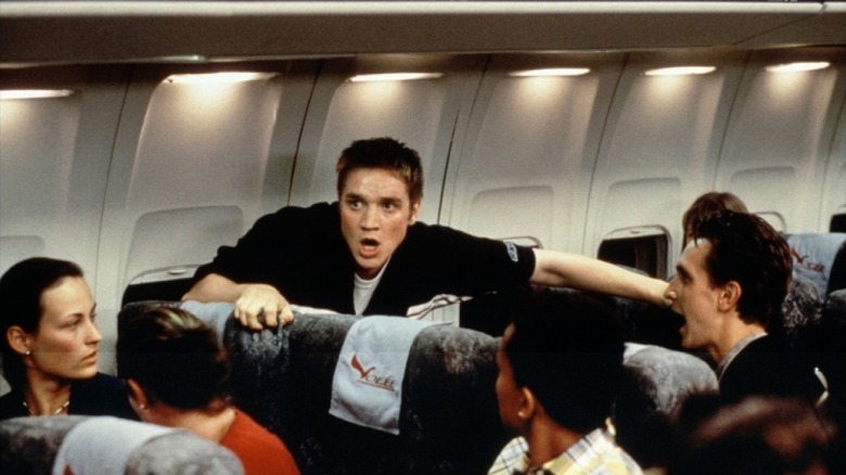 Alex avertit tout le monde de quitter l'avion 