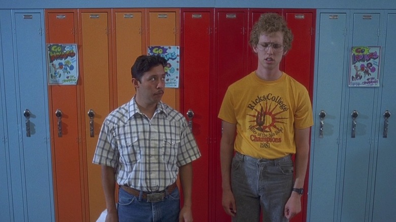 Napoléon et Pedro se tiennent devant leurs casiers 