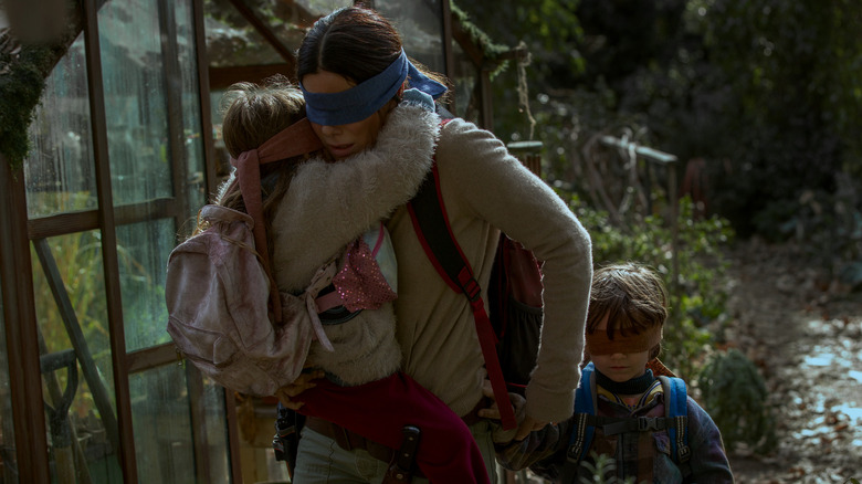 Malorie Boundre les yeux, conduisant ses enfants