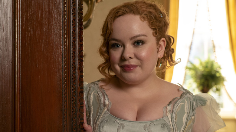 Penelope debout dans une porte 