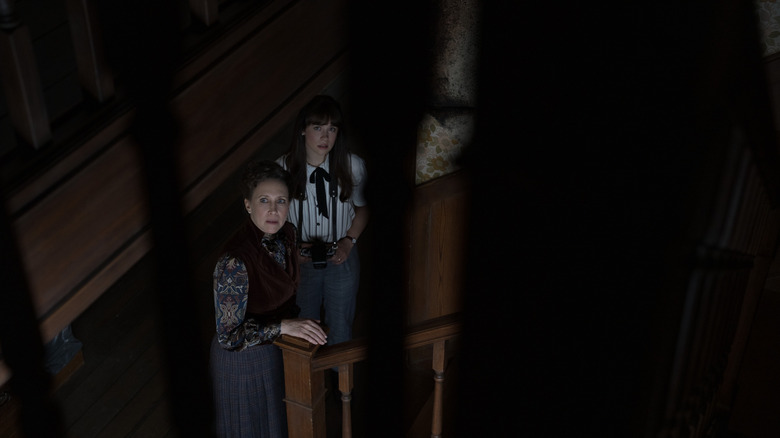 Lorraine et Judy Warren regardant nerveusement à l'étage