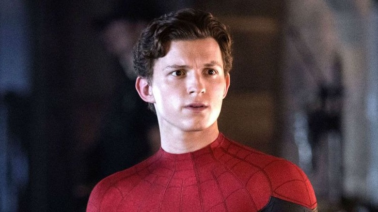 Tom Holland en tant que Spider-Man qui semble concerné