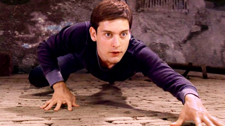 Tobey Maguire Wall rampe comme Spider-Man