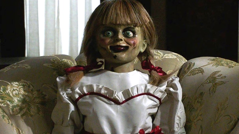 Annabelle reposant sur le canapé à Annabelle rentre à la maison (2019)