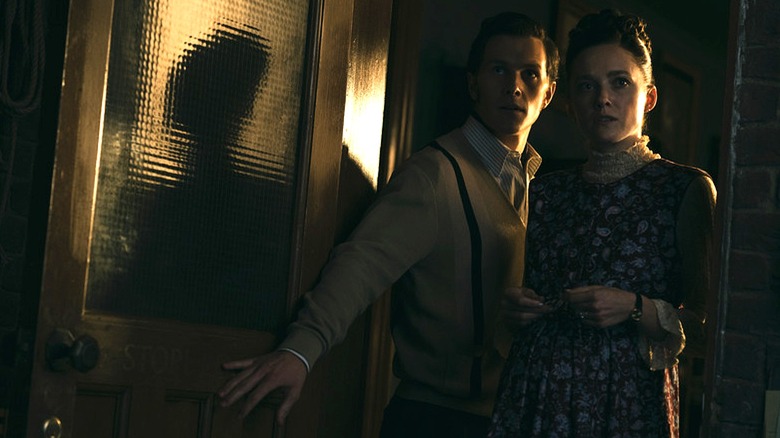 Ed et Lorraine Warren regardant dans une pièce dans la conjuration: Last Rites (2025)
