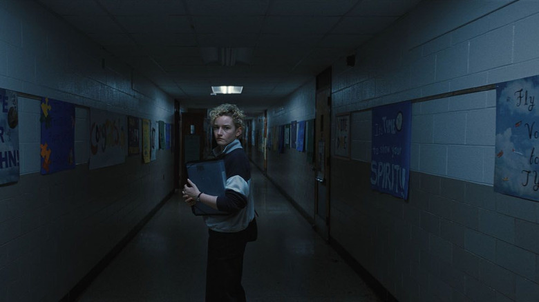 Justine Gandy regardant nerveusement dans 