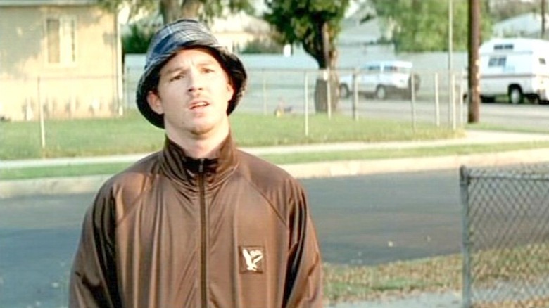 Elvis debout à l'extérieur 