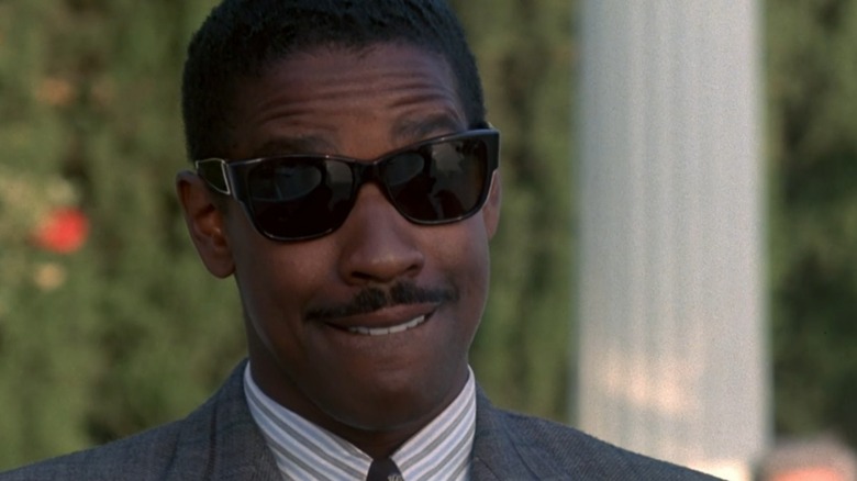 Pierre napoléenne portant des lunettes de soleil et se mordant la lèvre 