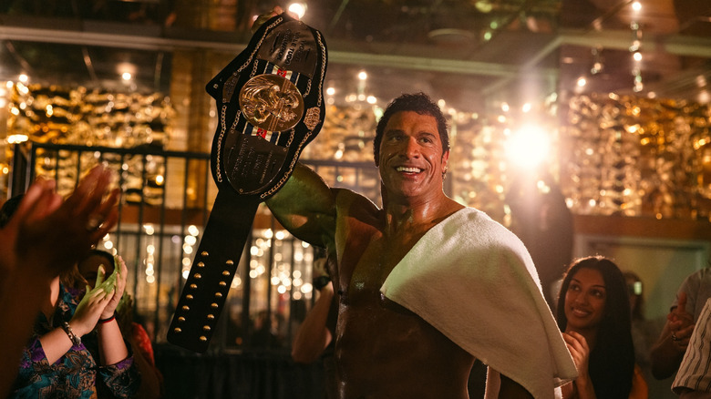 Mark Kerr lève une ceinture de championnat dans 