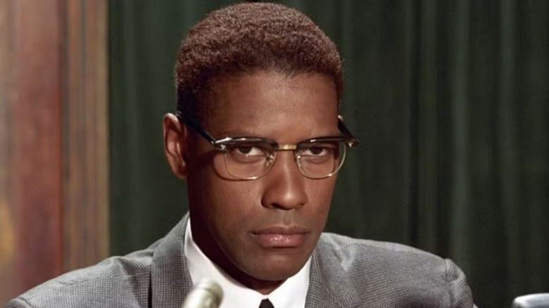 Malcom X regardant une conférence de presse en 