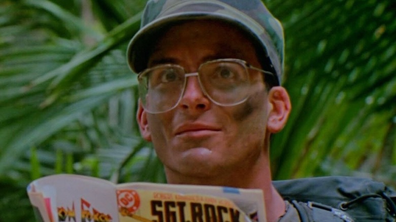 Hawkins lisant un Sgt. Comité de rock dans le prédateur de 1987