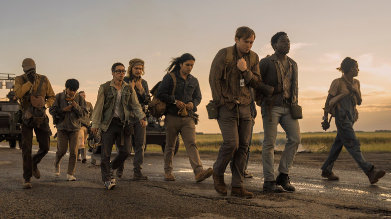 Un groupe de jeunes hommes marchant sur une route 