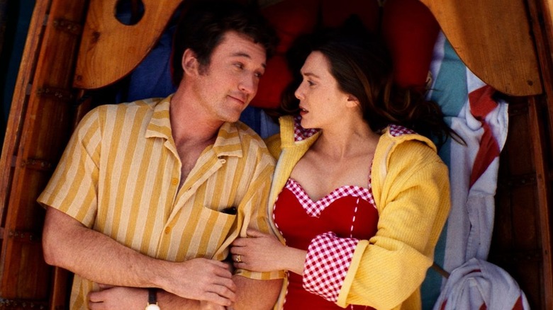 Larry et Joan sont allongés ensemble dans le bateau
