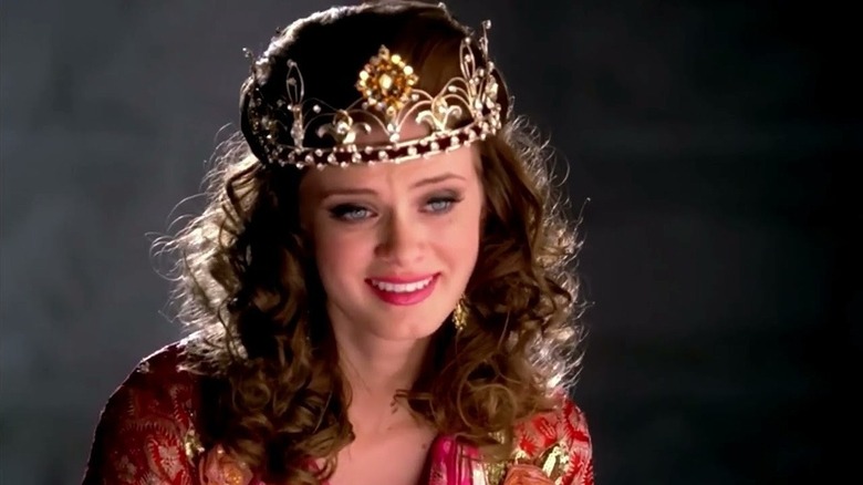 Marnie souriant et portant une couronne en retour à Halloweentown (2006)