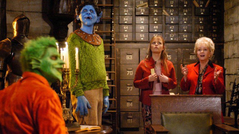 Marnie et Aggie dans une bibliothèque avec deux monstres à Halloweentown High (2004)