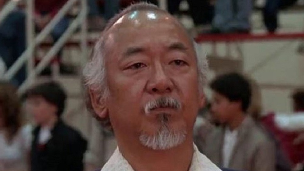 M. Miyagi regardant