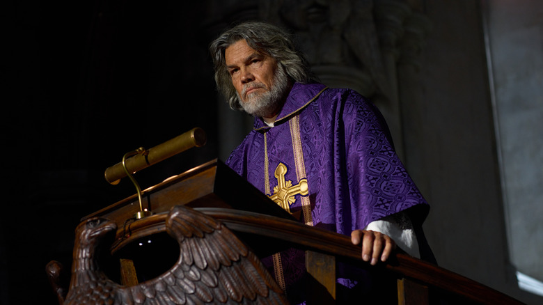 Mgr. Jefferson Wicks se tenant sur le podium de l'église 