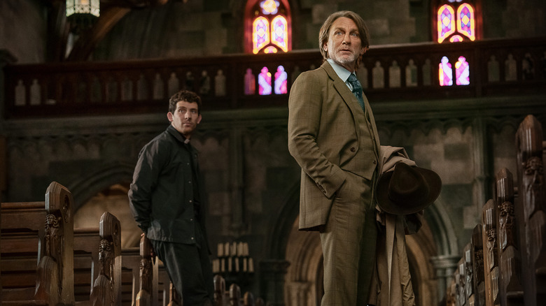 Jud et Benoit Blanc debout dans l'allée de l'église 