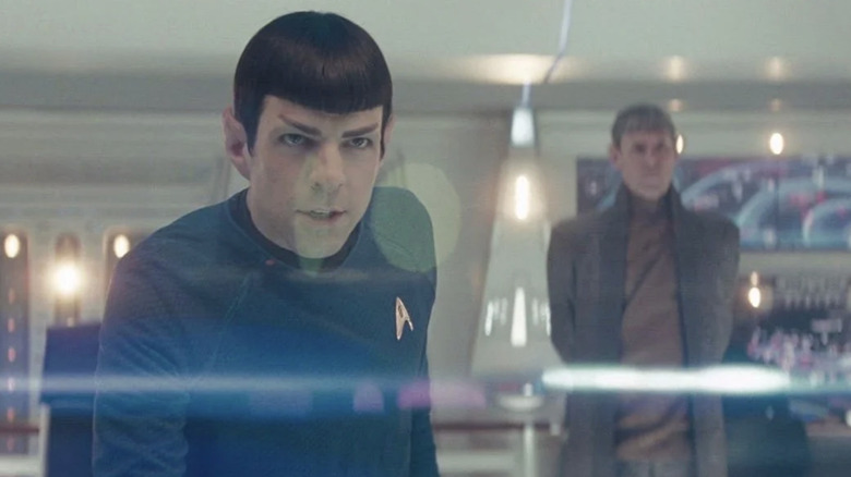 Spock regarde le pont dans Star Trek (2009)